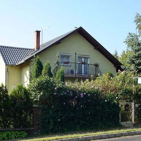 Nyitrai Apartmanok Balatonföldvár エクステリア 写真